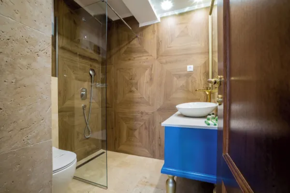 Double Room, Conte 4*