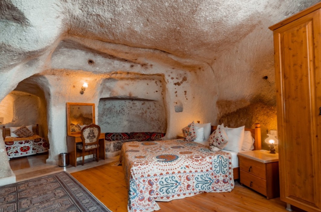 Jakuzzi suite, Amber Cave Suites 3*