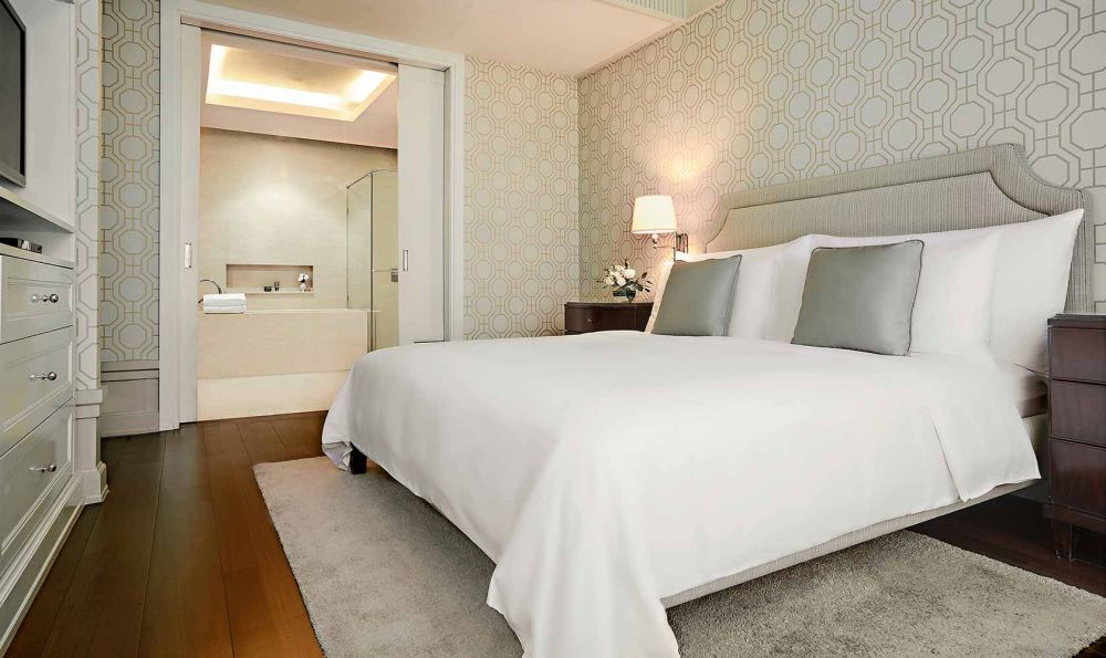 One Bedroom Corner Suite, Oriental Residence Bangkok 5*