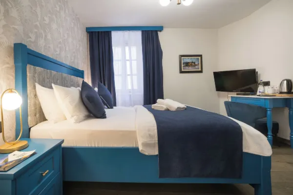 Double Room, Conte 4*