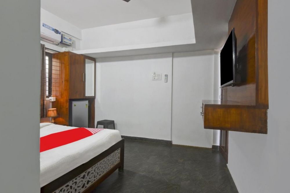 Deluxe AC, Aarvi Guest House 