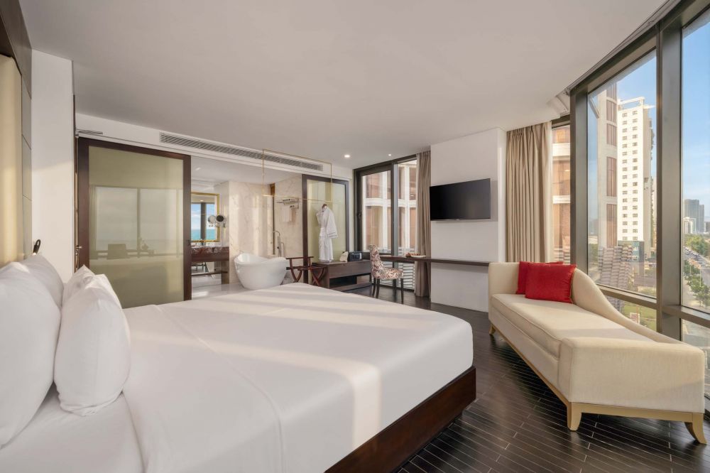 Premier Suite Beachfront, Holiday Beach Hotel Danang 4*