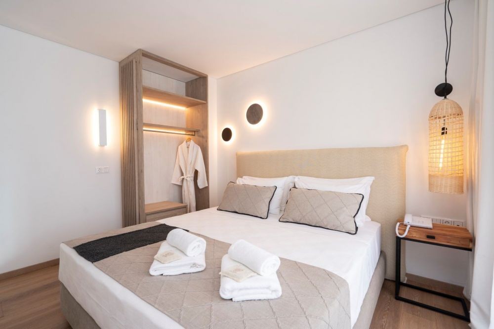 Premium Maisonette With Balcony, Mirablue Luxury Residences 4*