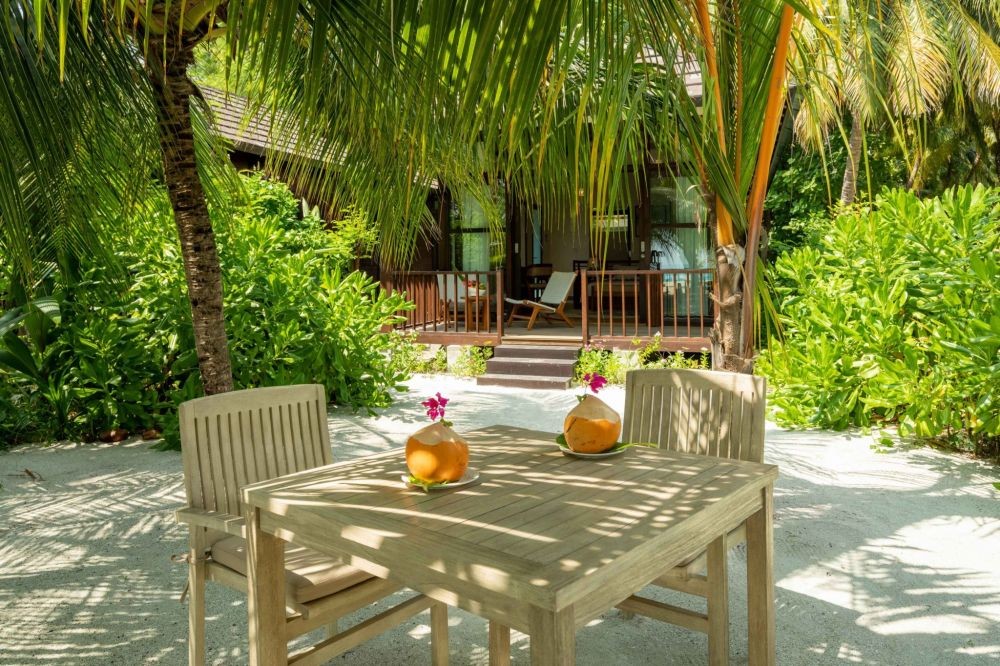 Deluxe Beach Villa, Fiyavalhu Maldives 4*