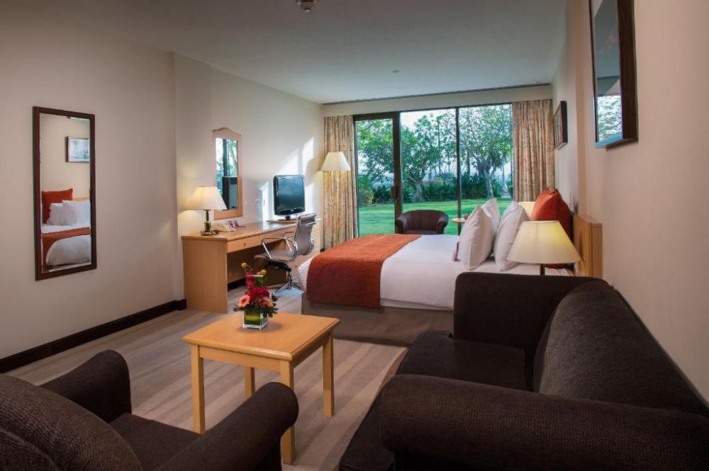Family Room/Family Room Courtyard Access, Crowne Plaza Muscat 4*