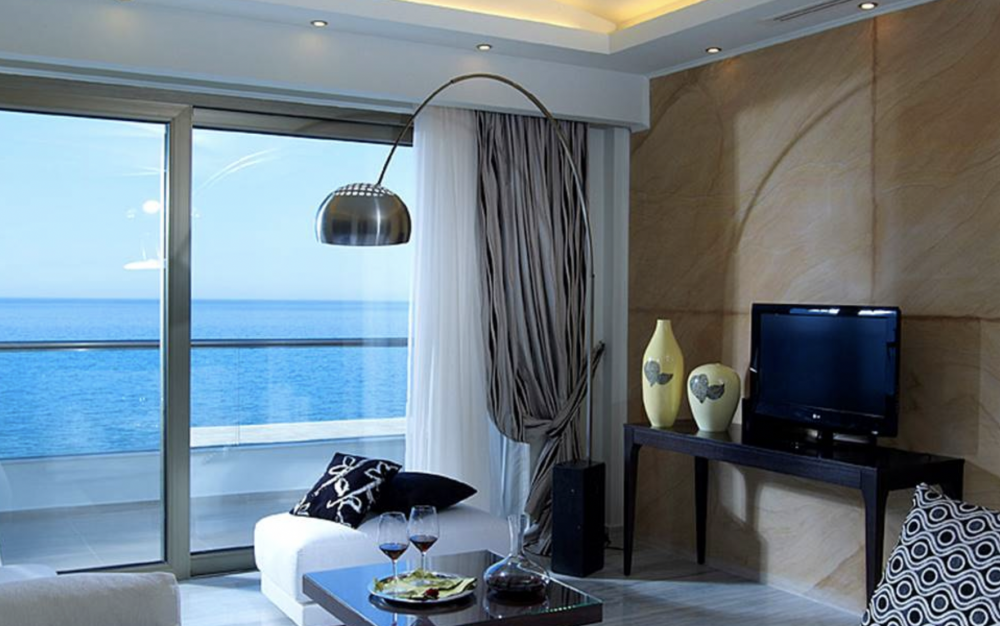 ROYAL SUPERIOR SUITE SEA FRONT WITH JACUZZI, The Royal Blue 5*