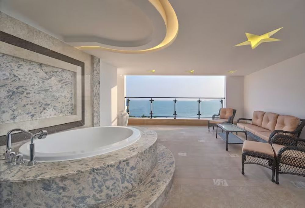 King Deluxe Room Sea View, DoubleTree by Hilton Sanya Bay 3*