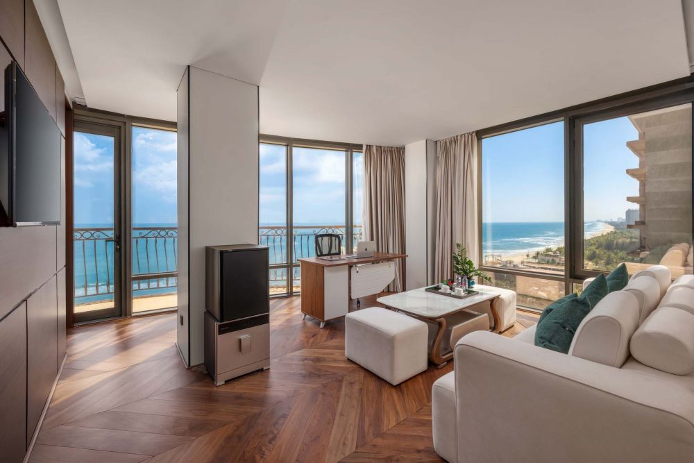 Presidential Suite Beachfront, Holiday Beach Hotel Danang 4*