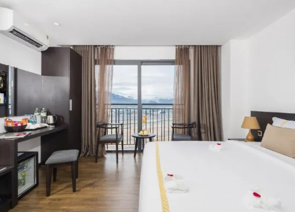Deluxe Double Room Balcony, Meriton Nha Trang Hotel 4*