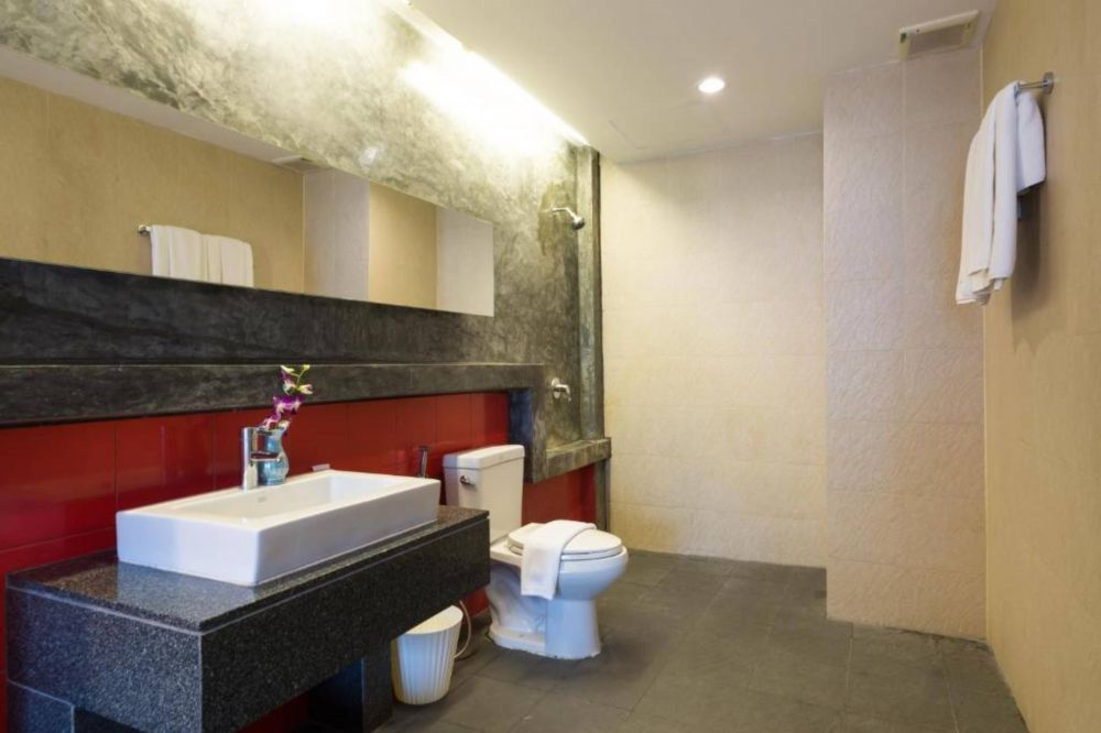 Grand Deluxe Room With Bathtub, Alfresco Phuket Hotel 3*