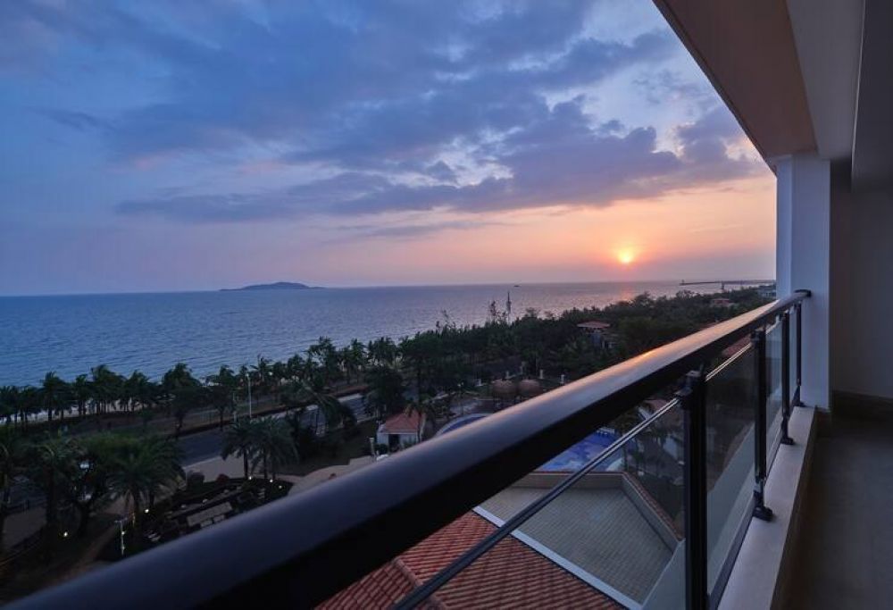 King Deluxe Room Sea View, DoubleTree by Hilton Sanya Bay 3*