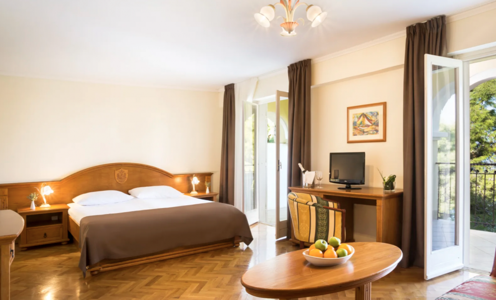 Superior double room with extra bed, Hotel Katarina 3*
