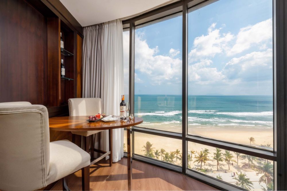 Executive Suite Beachfront, Holiday Beach Hotel Danang 4*