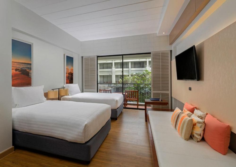 Deluxe Balcony Room, DoubleTree by Hilton Phuket Banthai Resort 4*