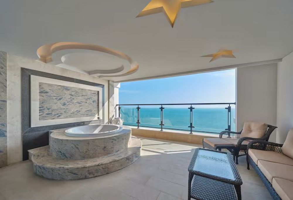 King Deluxe Room Sea View, DoubleTree by Hilton Sanya Bay 3*