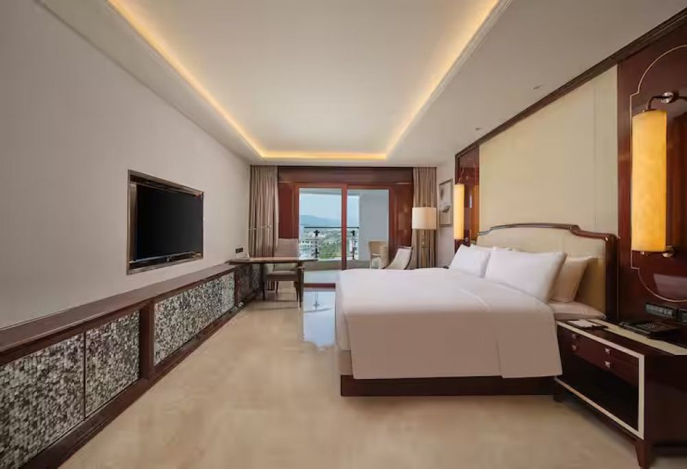 King Guest Room with Balcony, DoubleTree by Hilton Sanya Bay 3*