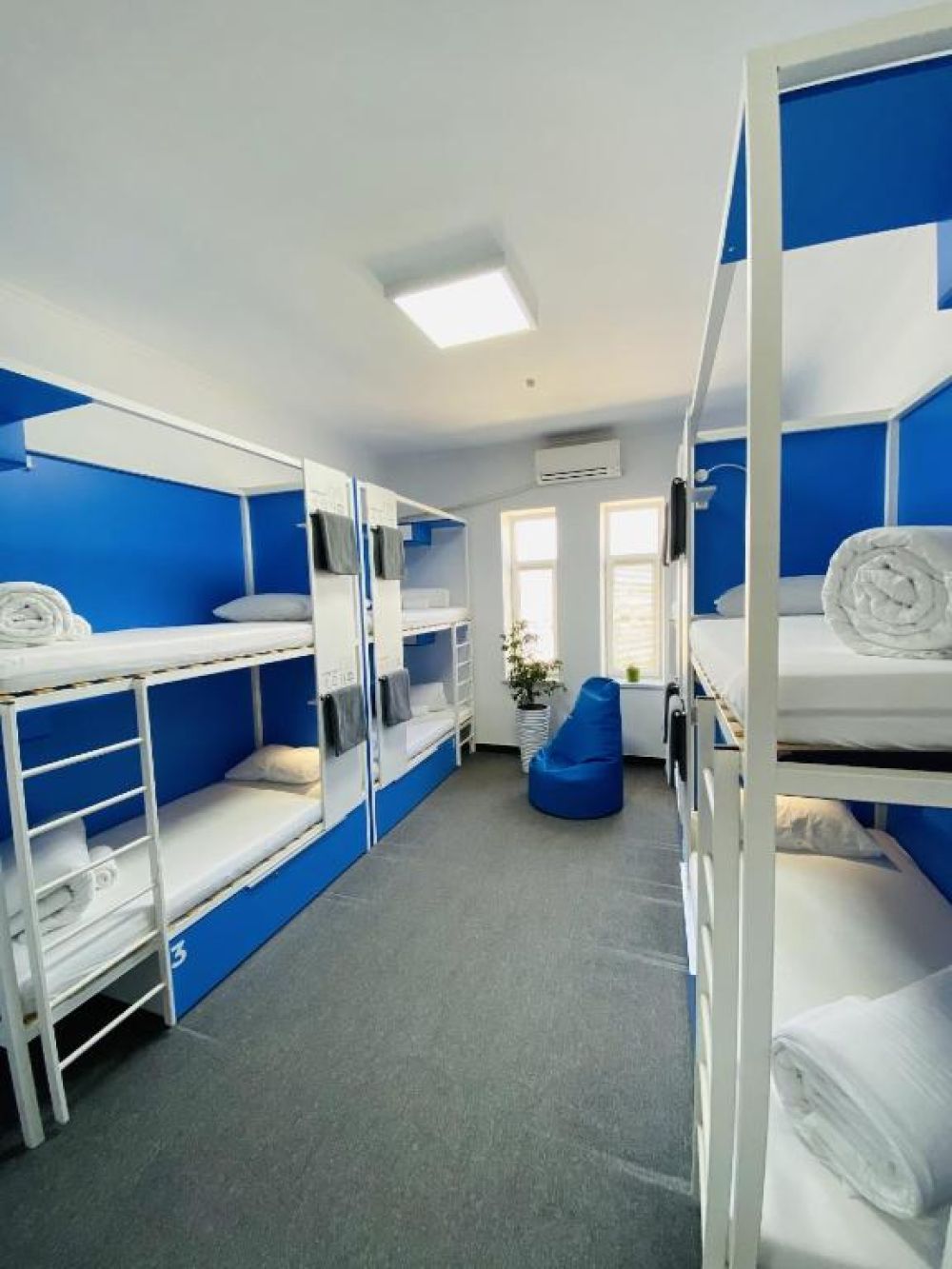 Номер для мужчин 2-х ярусные кровати, Caravan Hostel 