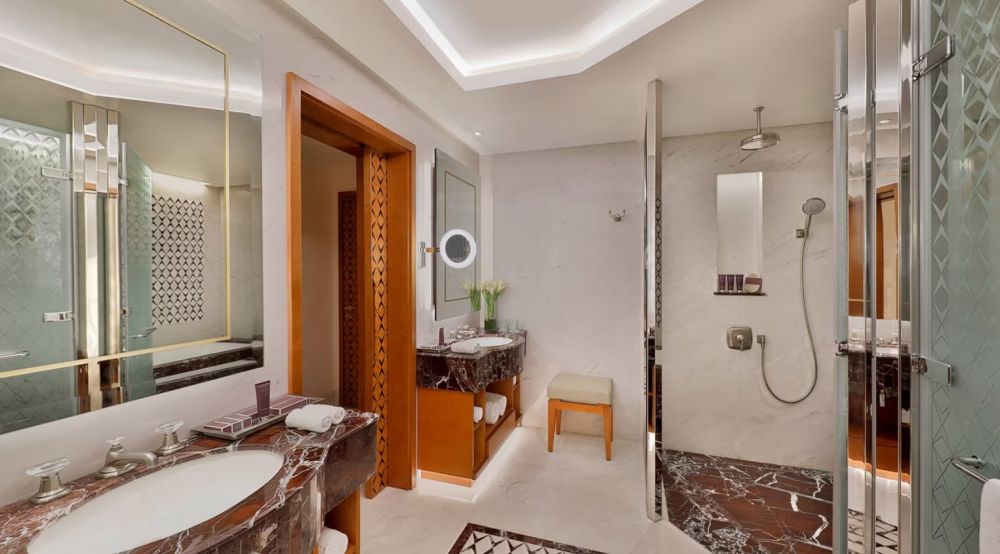 Executive Suite Mountain/ Sea View, Al Bustan Palace Ritz Carlton Hotel 5*