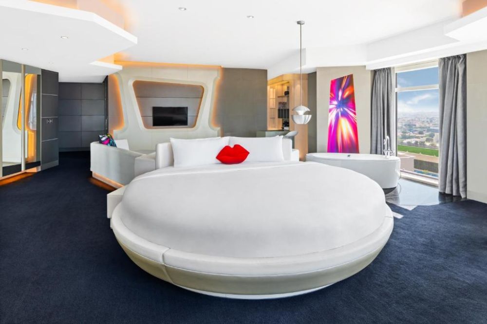 Round Bed Valor Suite, V Hotel Curio Collection by Hilton 5*