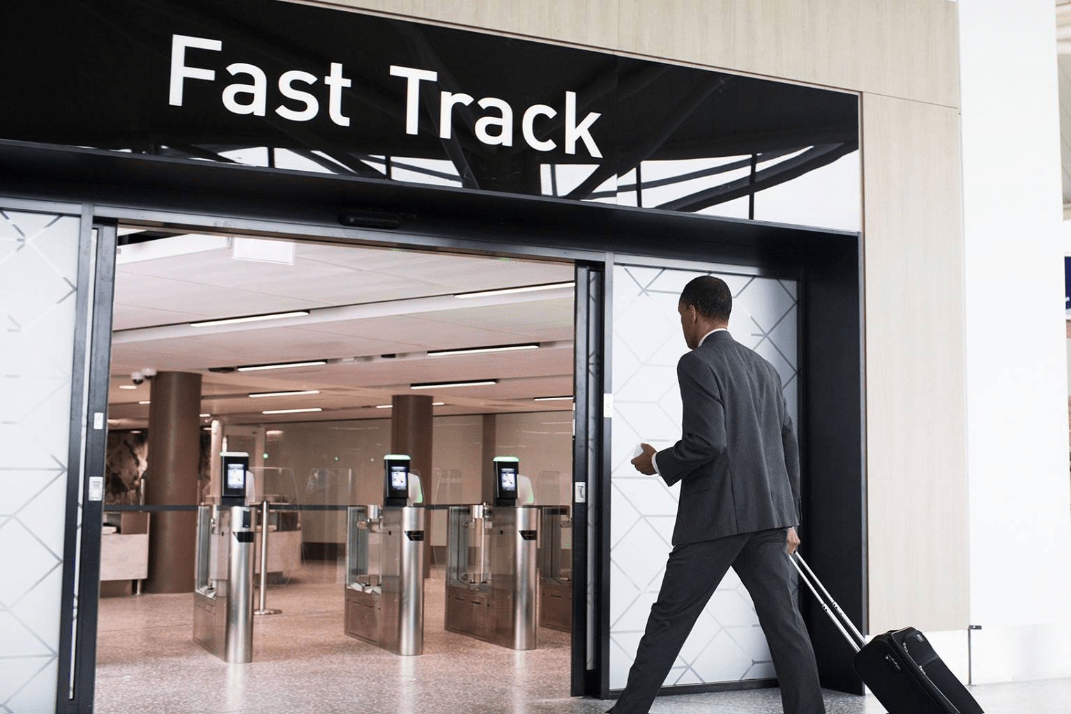 Шереметьево фаст трек. Fast track в аэропорту. Фаст трек в аэропорту. Вип сервис аэропорт. Вип пассажиры в аэропорту.