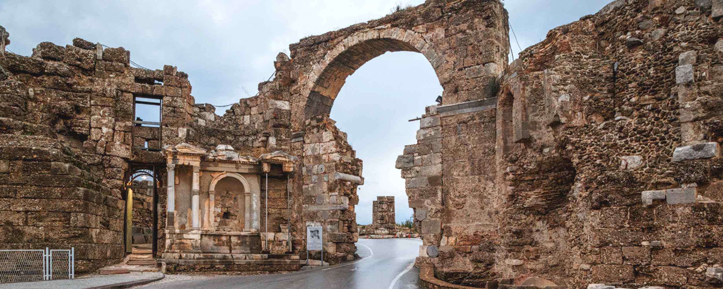 Турция сиде какая. Центр Сиде античный город. Античный Сиде руины. Развалины античного города Сиде. Сиде древний город развалины.